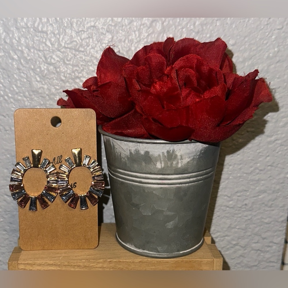 Sunburst Design Earrings - Picture 2 of 3